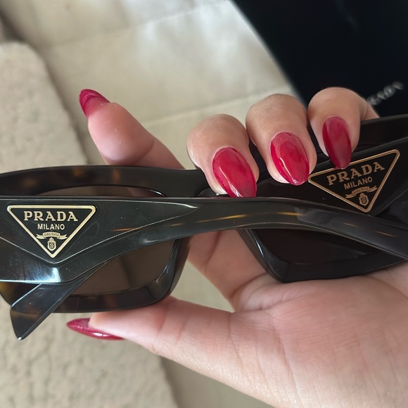 Prada sunglasses PR 13ZS
Tortoise - Picture 1 of 9